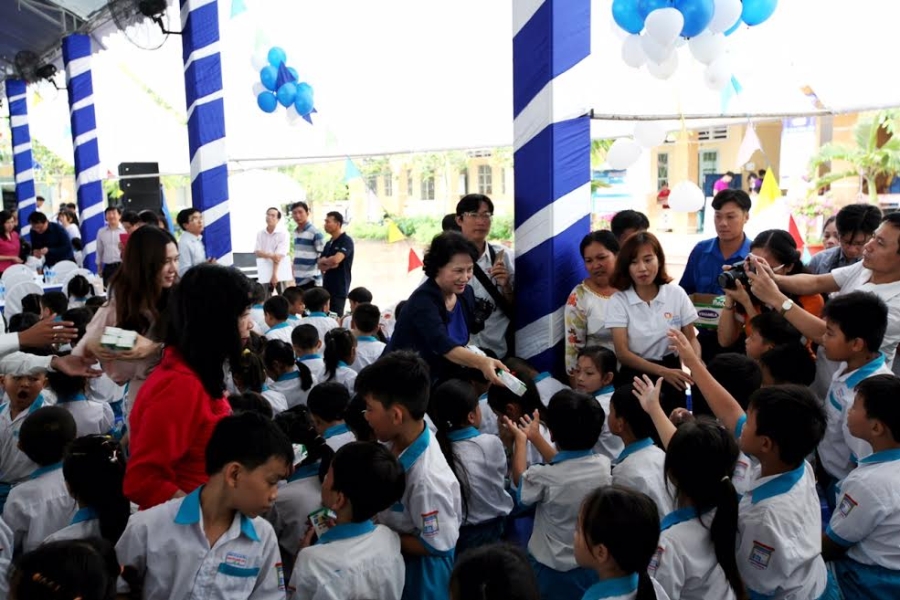 Quỹ sữa Vươn cao Việt Nam và Vinamilk trao tặng sữa cho trẻ em tại Cần Thơ