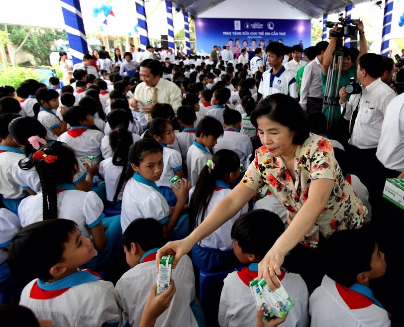 Quỹ sữa Vươn cao Việt Nam và Vinamilk trao tặng sữa cho trẻ em tại Cần Thơ