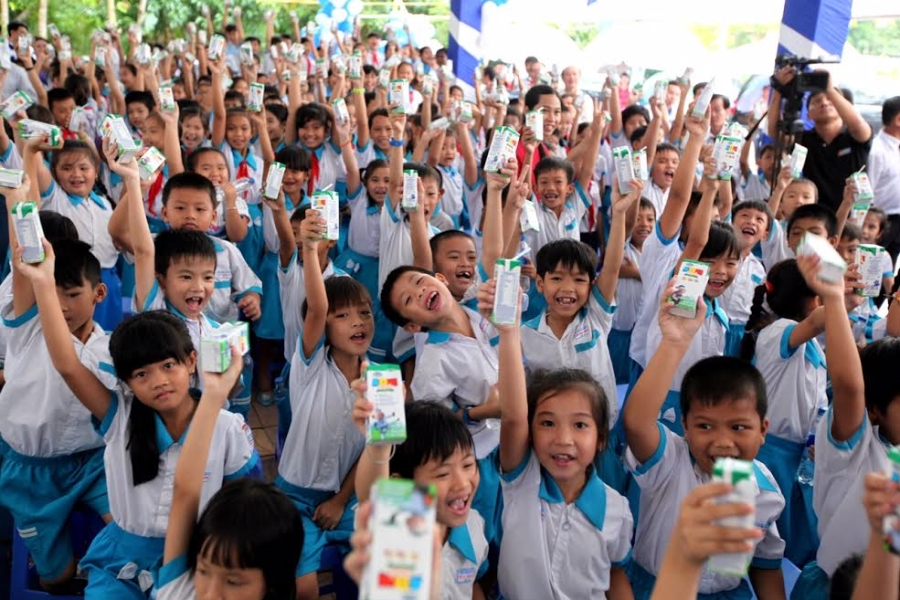Quỹ sữa Vươn cao Việt Nam và Vinamilk trao tặng sữa cho trẻ em tại Cần Thơ