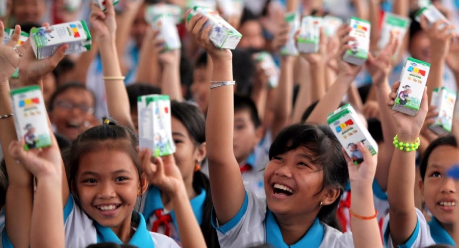 Quỹ sữa Vươn cao Việt Nam và Vinamilk trao tặng sữa cho trẻ em tại Cần Thơ