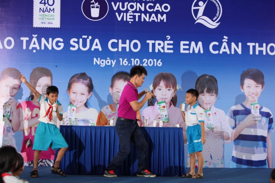 Quỹ sữa Vươn cao Việt Nam và Vinamilk trao tặng sữa cho trẻ em tại Cần Thơ
