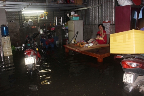 tphcm: vo bo bao, dan thao chay khoi nha trong dem hinh anh 3