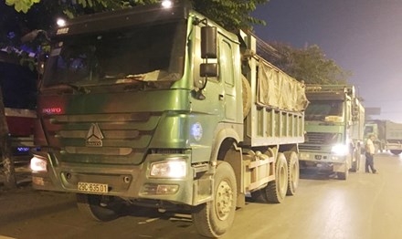 Xe “hổ vồ” đeo biển hiệu “Cty 901” chạy vào phố cấm không phép và xả bùn đất xuống đường Giải Phóng tối 3/10. Ảnh: A.Trọng.