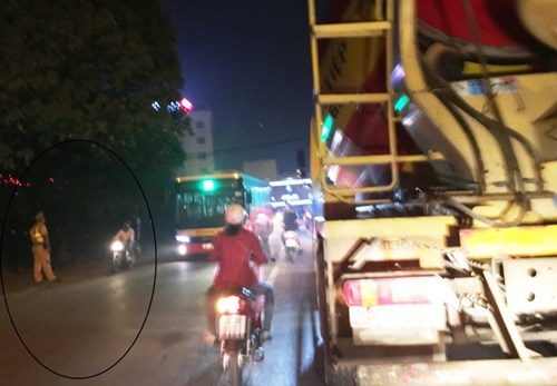 Xe tải “cày” phố cấm, cảnh sát đứng nhìn ảnh 1