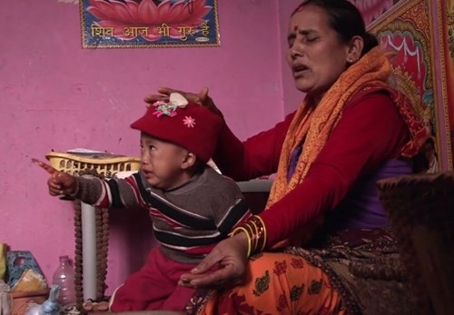 Bé trai Nepal 'mọc' thêm tay ở... lưng ảnh 6
