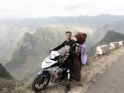 chua co nguoi yeu, chang trai om “gau” di phuot khap cac cung duong - 1