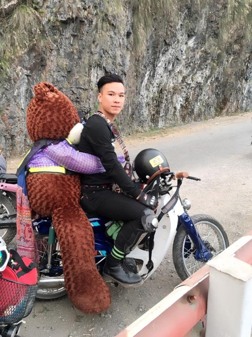 chua co nguoi yeu, chang trai om “gau” di phuot khap cac cung duong - 2
