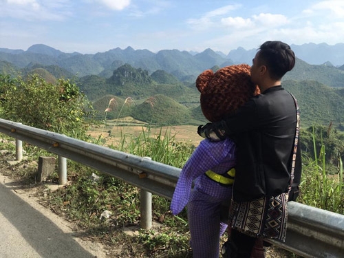 chua co nguoi yeu, chang trai om “gau” di phuot khap cac cung duong - 4