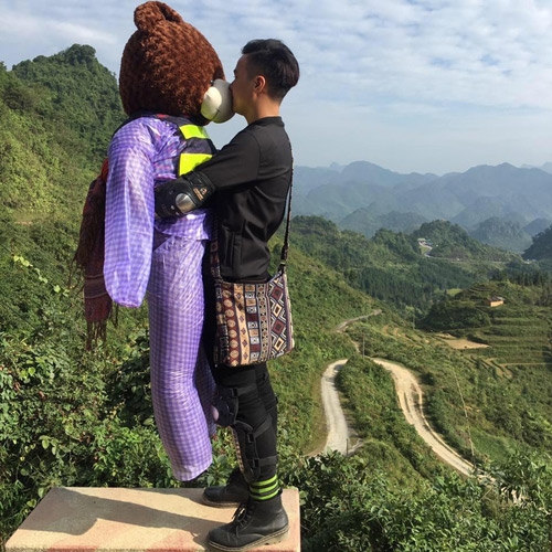 chua co nguoi yeu, chang trai om “gau” di phuot khap cac cung duong - 5
