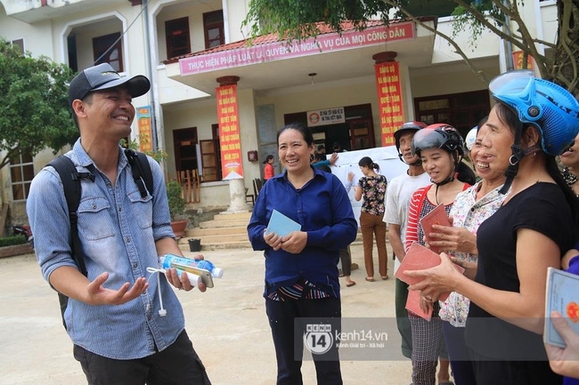 Clip: Bà con vùng lũ cùng MC Phan Anh lạc quan cất cao tiếng hát Nối vòng tay lớn - Ảnh 4.