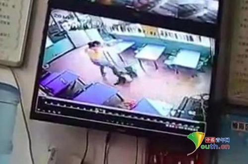 di ruot den truong mam non danh chau 4 tuoi vi ly do khong tuong - 1