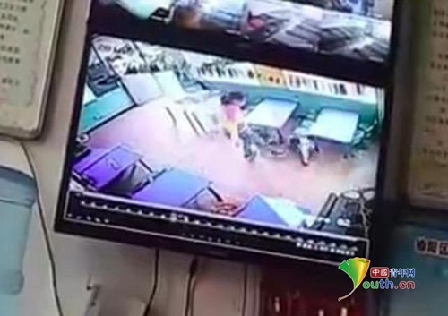 di ruot den truong mam non danh chau 4 tuoi vi ly do khong tuong - 2