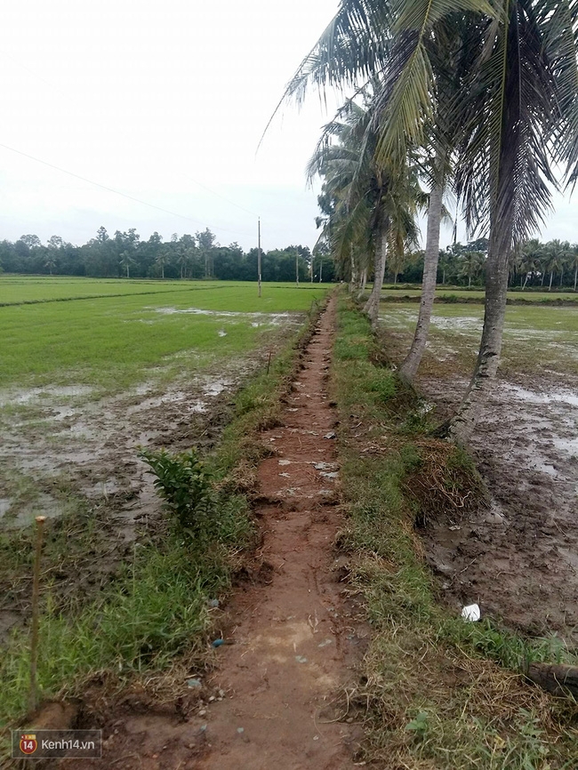Trong căn nhà tuềnh toàng đến xác xơ của Tùng Sơn ở quê, bố mẹ đang lo lắng vì không liên lạc được với con - Ảnh 2.