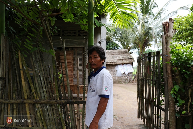 Trong căn nhà tuềnh toàng đến xác xơ của Tùng Sơn ở quê, bố mẹ đang lo lắng vì không liên lạc được với con - Ảnh 6.