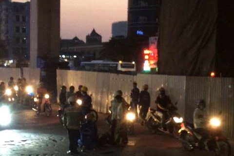 Hiện trường nơi nam công nhân bị rơi xuống nền đường. Ảnh cắt từ clip.