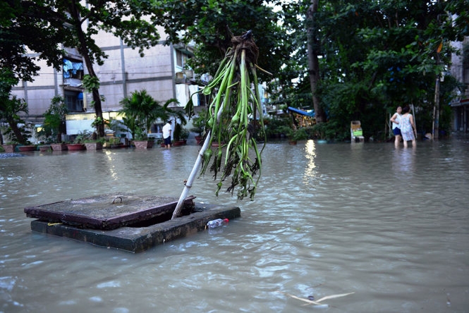 Không mưa, người Sài Gòn vẫn “be bờ” chống ngập 