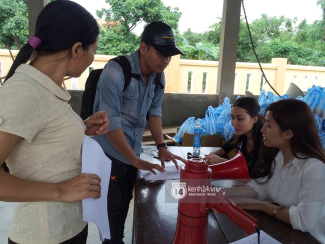 MC Phan Anh khi trao những phần quà đầu tiên: Mọi người thương con thì xếp hàng ngay ngắn vào ạ - Ảnh 1.