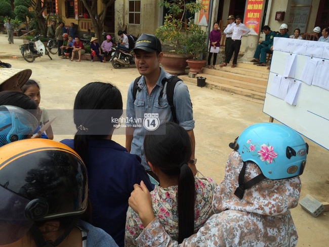 MC Phan Anh khi trao những phần quà đầu tiên: Mọi người thương con thì xếp hàng ngay ngắn vào ạ - Ảnh 7.