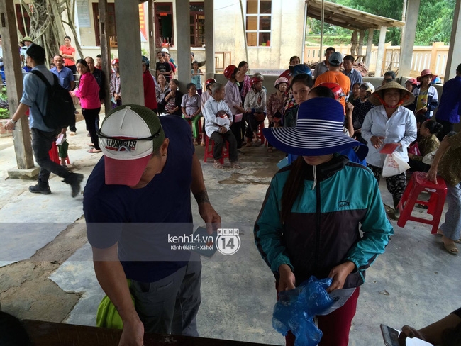 MC Phan Anh khi trao những phần quà đầu tiên: Mọi người thương con thì xếp hàng ngay ngắn vào ạ - Ảnh 10.