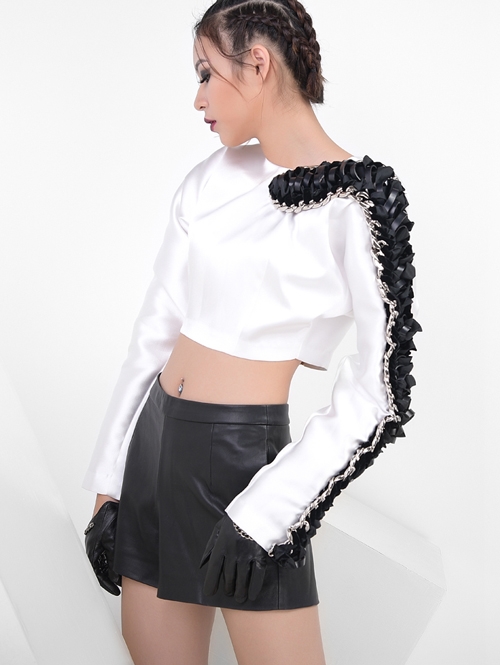 phi-phuong-anh-de-nguc-tran-sau-lop-ao-da-khoet-tao-bao-4