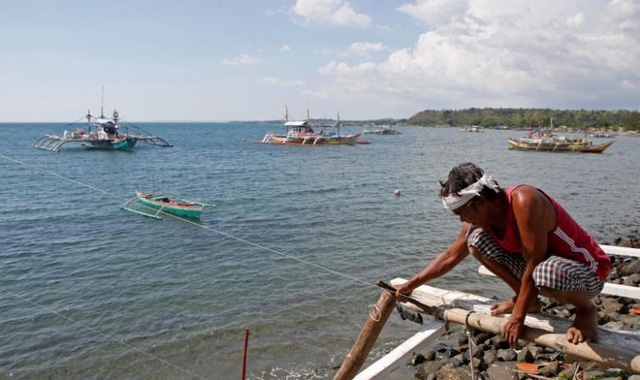 Ngư dân Philippines thường xuyên bị phía Trung Quốc cản trở khi tiếp cận bãi cạn Scarborough (Ảnh: Reuters)