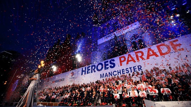 VDV Olympic Anh duoc chao don hoanh trang tai Manchester hinh anh 2
