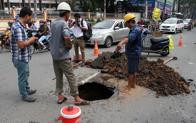 Xuat hien ‘ho tu than’ sau 2 m tren duong pho Sai Gon hinh anh 1
