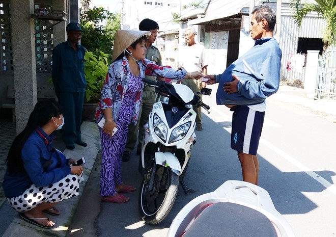 Gia dinh trung so 92 ty dong bi nguoi kho khan vay xin tien hinh anh 6