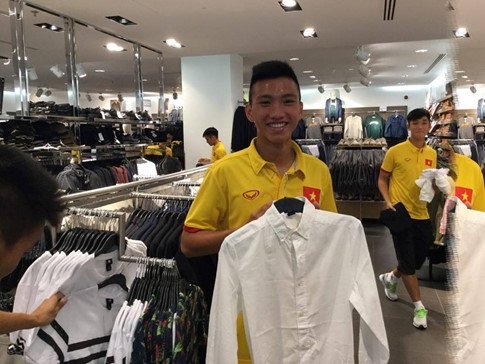 U19 Việt Nam, cầu thủ U19 Việt Nam đi shopping, HLV Hoàng Anh Tuấn, U19 Iraq, VCK U19 châu Á 2016