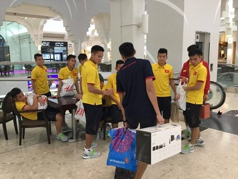 U19 Việt Nam, cầu thủ U19 Việt Nam đi shopping, HLV Hoàng Anh Tuấn, U19 Iraq, VCK U19 châu Á 2016