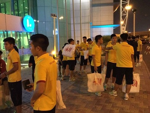 U19 Việt Nam, cầu thủ U19 Việt Nam đi shopping, HLV Hoàng Anh Tuấn, U19 Iraq, VCK U19 châu Á 2016