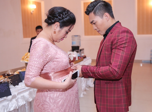 hong-phuong-be-bung-bau-hon-6-thang-du-hop-bao-1
