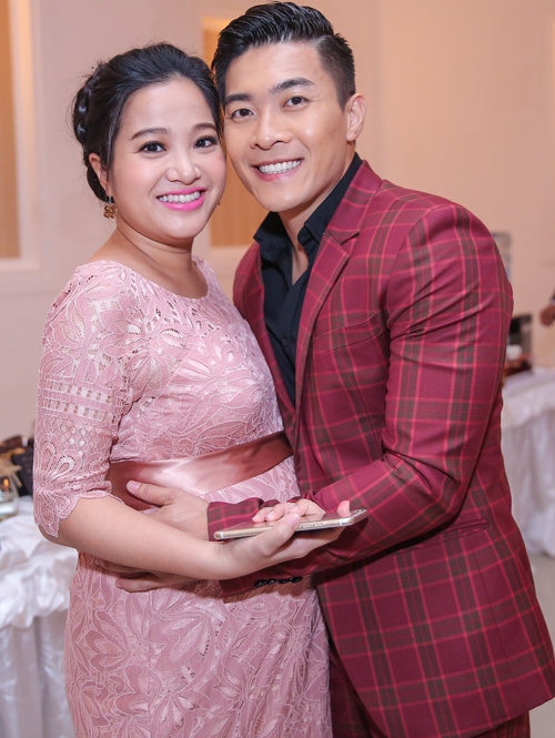 hong-phuong-be-bung-bau-hon-6-thang-du-hop-bao-2