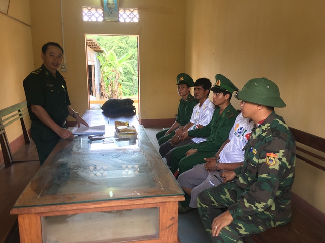 2 đối tượng buôn bán trái phép chất ma túy (áo trắng, ngồi xen kẽ) tại Đồn biên phòng cửa khẩu quốc tế Lệ Thanh (Ảnh:ĐBP)