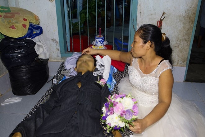 Mac vay co dau va ao tang chong trong mot dem hinh anh 1