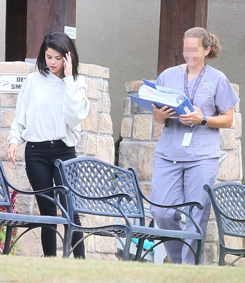 selena-gomez-hao-gay-va-nhot-nhat-tai-trung-tam-tri-lieu-1