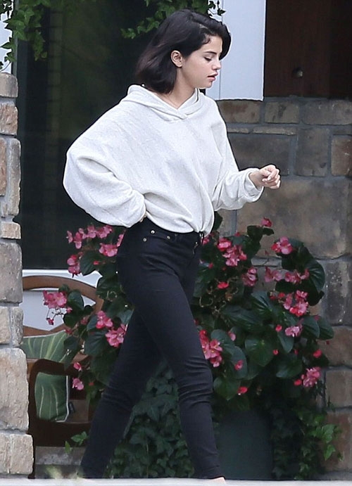 selena-gomez-hao-gay-va-nhot-nhat-tai-trung-tam-tri-lieu-4
