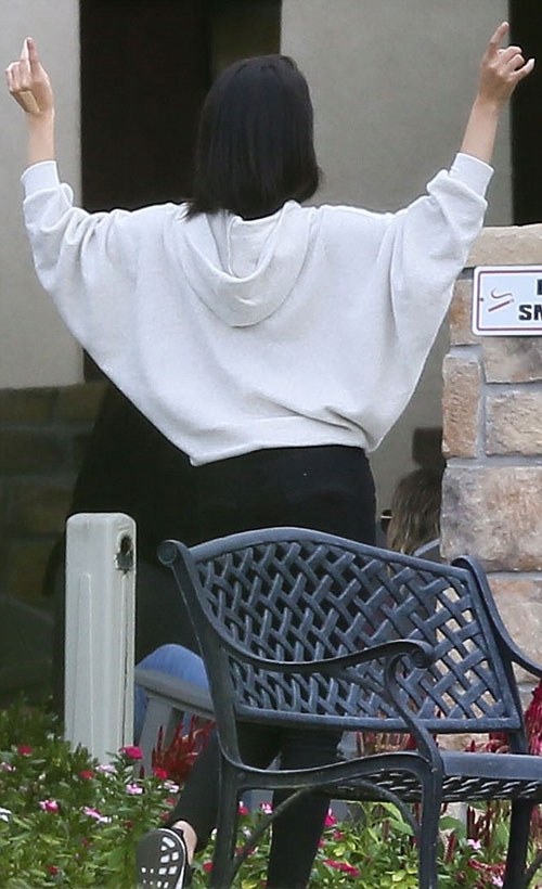 selena-gomez-hao-gay-va-nhot-nhat-tai-trung-tam-tri-lieu-8