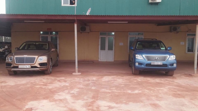  Bentley Bentayga chính hãng đầu tiên tại Việt Nam đọ dáng cùng SUV hạng sang Lexus LX570 với biển kiểm soát tứ quý 2. 