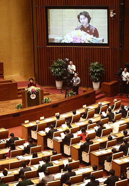  Phát biểu khai mạc kỳ họp thứ 2 Quốc hội khoá XIV, Chủ tịch Quốc hội Nguyễn Thị Kim Ngân kêu gọi đồng bào cả nước tiếp tục ủng hộ bà con lũ lụt miền Trung. (Ảnh: Việt Hưng) 