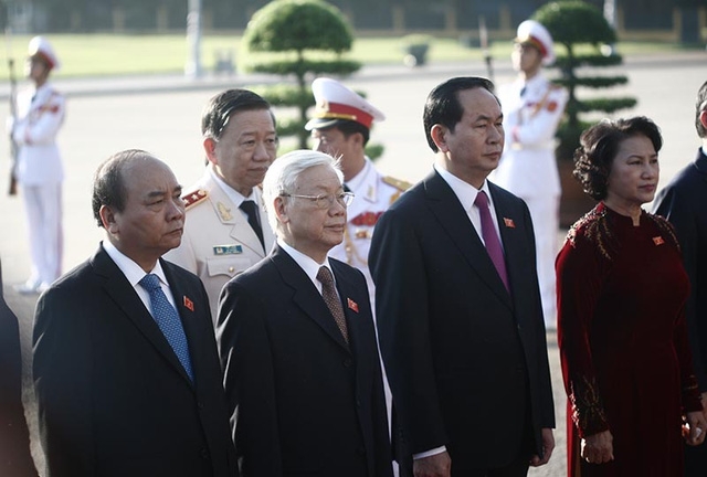 Tổng Bí thư, Chủ tịch nước, Chủ tịch Quốc hội, Thủ tướng Chính phủ và các đại biểu Quốc hội vào lăng viếng Bác Hồ trước khi khai mạc kỳ họp (ảnh: Việt Hưng).