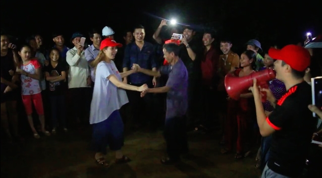 Clip: Cụ già 67 tuổi vùng rốn lũ vô tư nhảy múa cùng Khánh Thi, Phan Anh, Hoàng Bách trong đêm mưa - Ảnh 3.