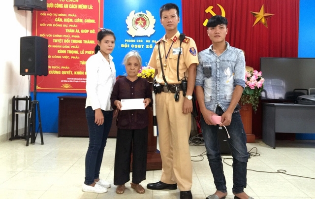 Hai cháu nội cụ Huệ vui mừng khi tìm được bà.