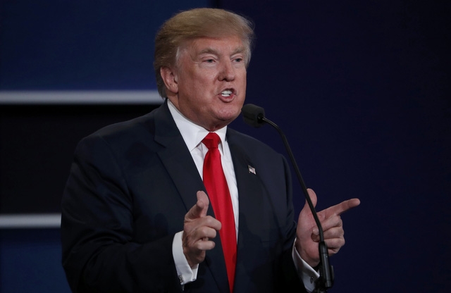 Tỷ phú Donald Trump trong cuộc tranh luận trực tiếp tại Las Vegas vào sáng nay 20/10 (Ảnh: Reuters)