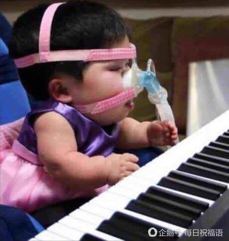 17 tuổi, nhưng hình hài của em mãi mãi vẫn là của một đứa trẻ sơ sinh, ngoại trừ phần đầu phát triển to hơn so với cơ thể. (Ảnh: QQ)