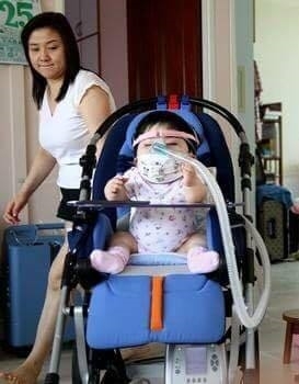 Căn bệnh của em vẫn chưa có một chẩn đoán chính xác, gây khó khăn cho quá trình điều trị. (Ảnh: QQ)