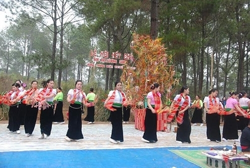 Tháng 3 hàng năm, Bản Áng xã Đông Sang thường tổ chức lễ hội Hết Chá. Đồng bào sẽ diễn lại những tích truyện về quá trình lập bản, giáo dục truyền thống uống nước nhớ nguồn.