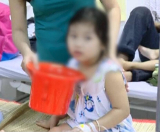  Một trẻ bị nghi ngộ độc thức ăn đang nằm điều trị tại Bệnh viện Đa khoa huyện Tam Bình. Ảnh: Lê Khánh 