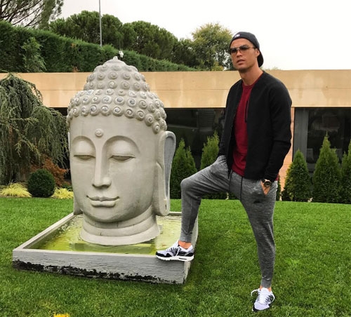 ronaldo-gay-phan-no-voi-anh-dam-chan-len-khu-vuc-dat-tuong-phat