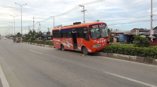 tai xe ngu guc, xe khach “chay tren dai phan cach” hinh anh 1